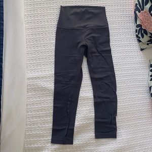 Black and gray lululemon cropped legging combo